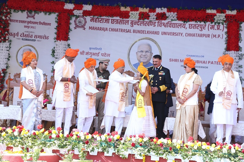 राज्यपाल मंगुभाई पटेल ने दीक्षांत समारोह में विद्यार्थियों को स्वर्ण पदक और उपाधियां प्रदान की राज्यपाल मंगुभाई पटेल ने दीक्षांत समारोह में विद्यार्थियों को स्वर्ण पदक और उपाधियां प्रदान की