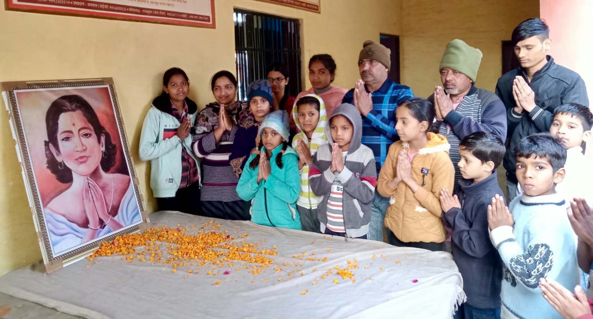 वीर हकीकत राय के चित्र पर माल्यार्पण करते विद्यार्थी व अन्य ग्रामीण।