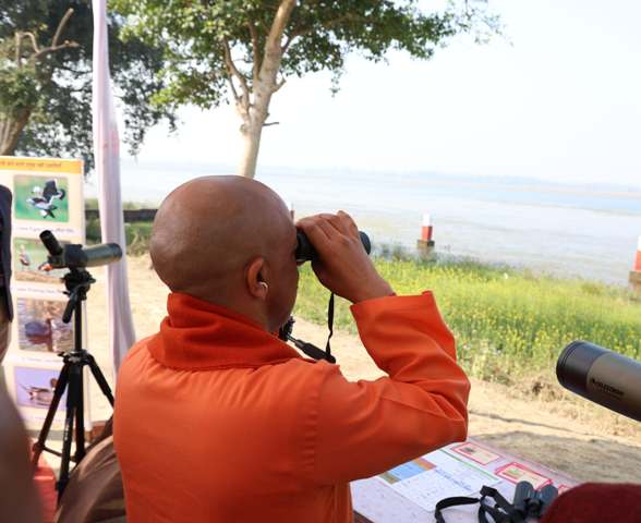 पार्वती अरगा पक्षी विहार को मुख्यमंत्री ने दूरबीन से देखा (फोटो) पार्वती अरगा पक्षी विहार को मुख्यमंत्री ने दूरबीन से देखा (फोटो)