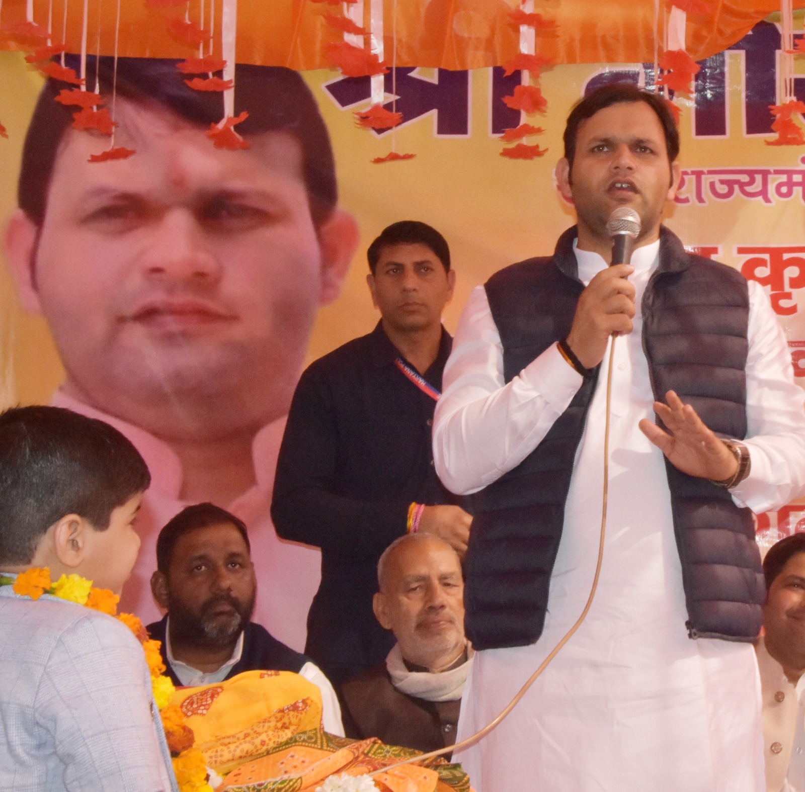 कार्यक्रम में लोगों को संबोधित करते हुए कार्यक्रम में लोगों को संबोधित करते हुए
