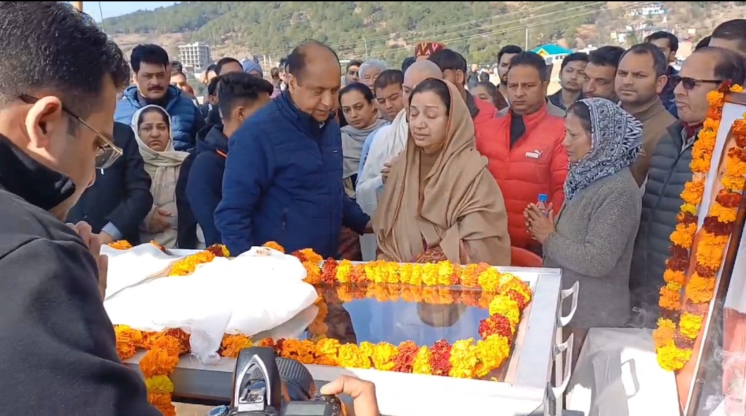 अंतिम विदाई के दौरान किशन कपूर की धर्मपत्नी को ढांढस बंधाते हुए नेता प्रतिपक्ष जय राम ठाकुर। अंतिम विदाई के दौरान किशन कपूर की धर्मपत्नी को ढांढस बंधाते हुए नेता प्रतिपक्ष जय राम ठाकुर।