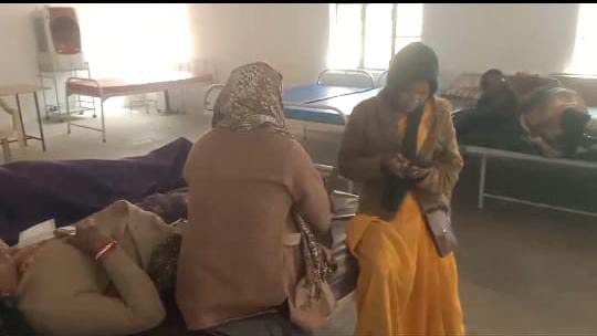 अयोध्या से काशी विश्वनाथ दर्शन को जा रही टूरिस्ट बस सड़क किनारे खड़े ट्रक से टकराई, डेढ़ दर्जन घायल