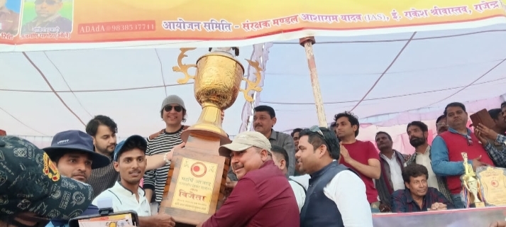 ट्राफी के साथ विजेता टीम ट्राफी के साथ विजेता टीम