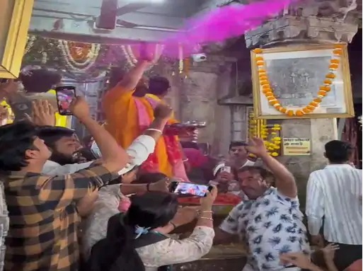 बसंत पंचमी में साथ ही ठाकुरजी खेलने लगे होली बसंत पंचमी में साथ ही ठाकुरजी खेलने लगे होली