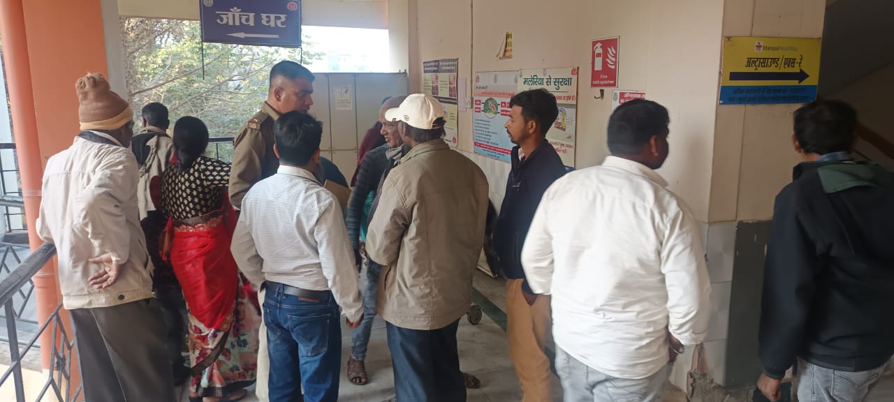 शव का पोस्टमार्टम कराते परिजन शव का पोस्टमार्टम कराते परिजन