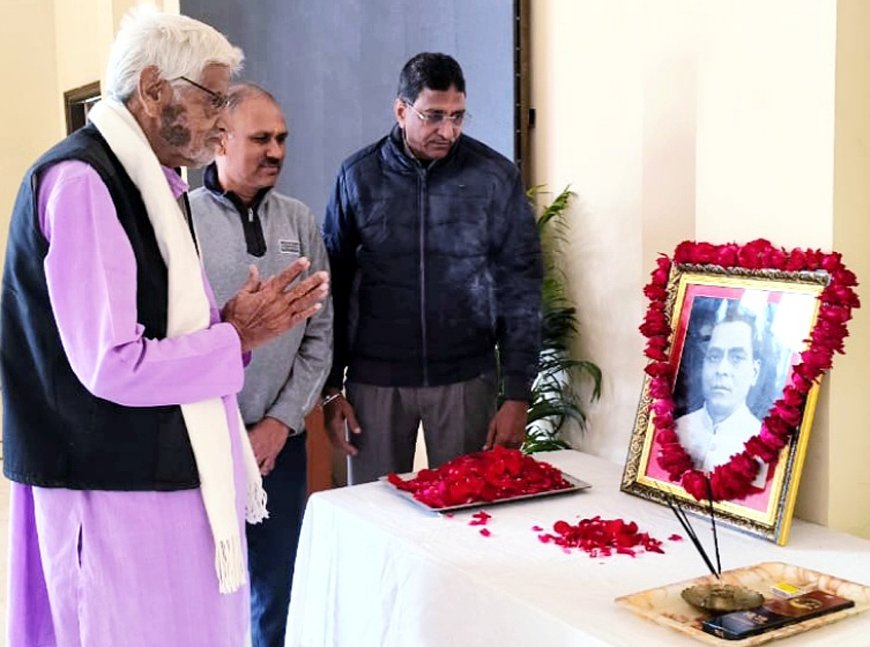 पूर्व विधान सभा अध्यक्ष स्वर्गीय निरंजन नाथ आचार्य को विधानसभा में पुष्पांजलि पूर्व विधान सभा अध्यक्ष स्वर्गीय निरंजन नाथ आचार्य को विधानसभा में पुष्पांजलि