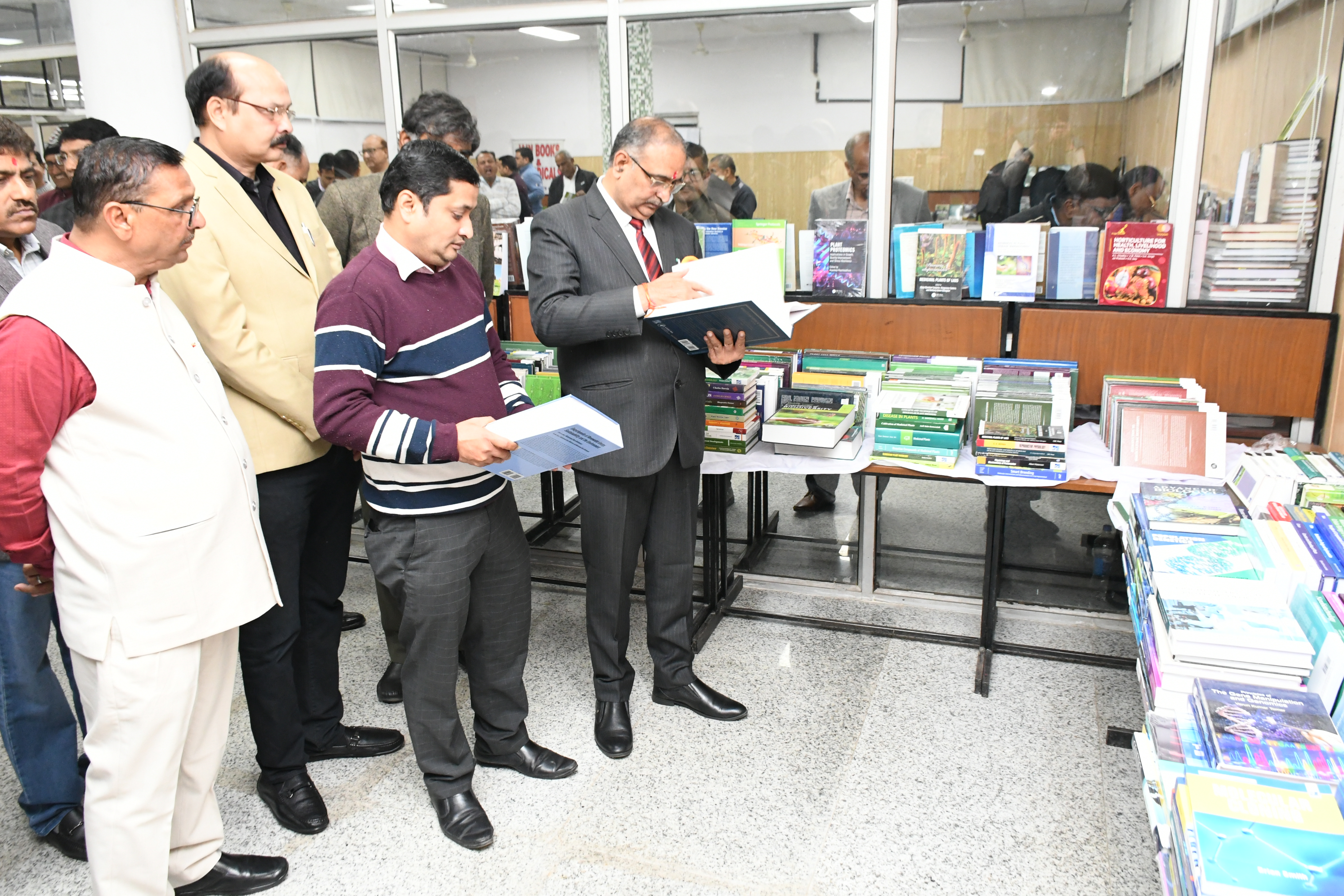 विश्वविद्यालय के कुलपति प्रो. बीआर कम्बोज पुस्तक प्रदर्शनी का अवलोकन करते हुए। विश्वविद्यालय के कुलपति प्रो. बीआर कम्बोज पुस्तक प्रदर्शनी का अवलोकन करते हुए।