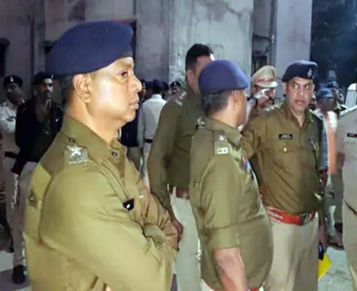 तालपुरी स्थित परिजात काॅलाेनी में जांच करने बड़ी संख्या में पहुंची पुलिस टीम तालपुरी स्थित परिजात काॅलाेनी में जांच करने बड़ी संख्या में पहुंची पुलिस टीम