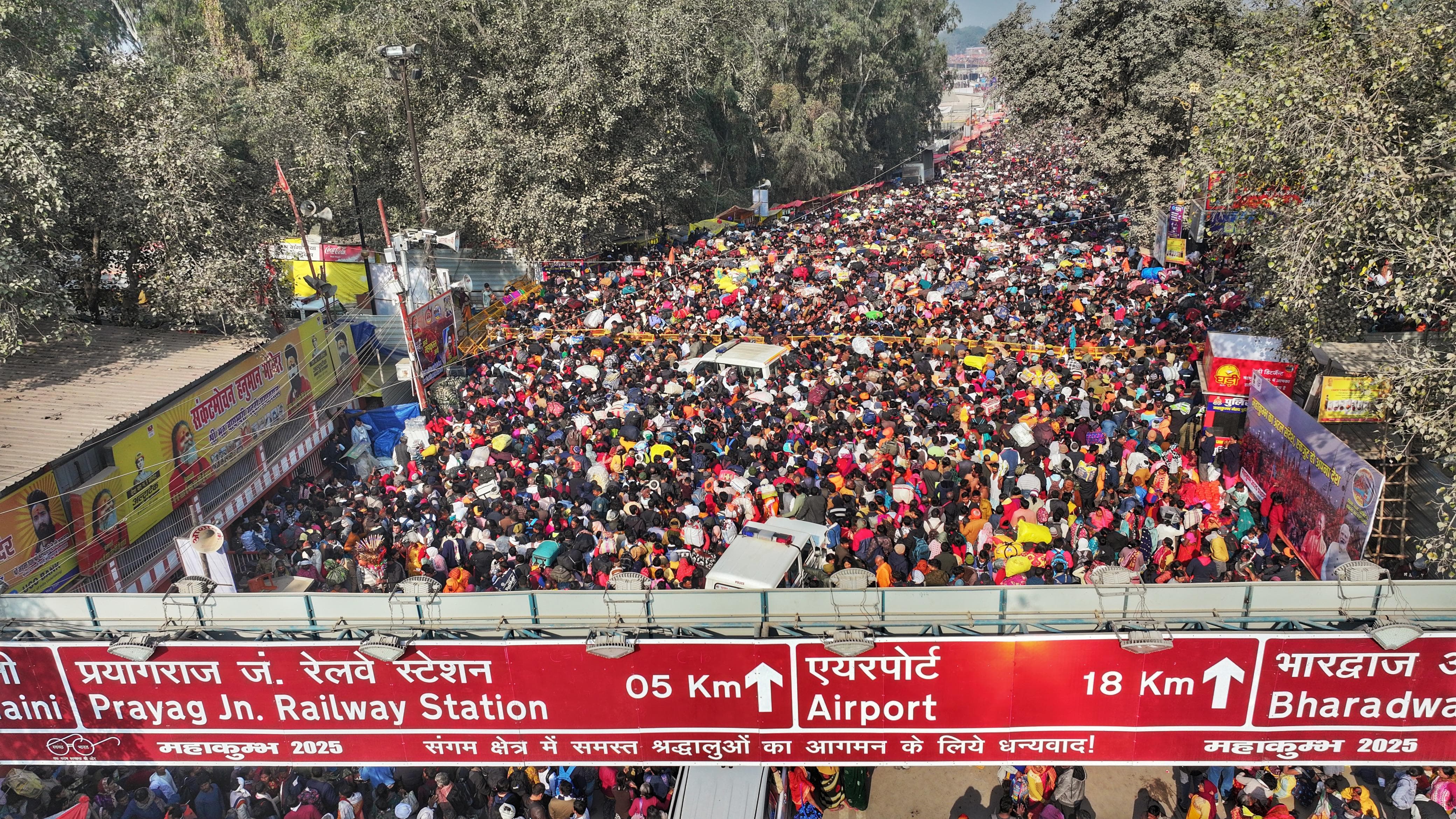 महाकुंभ का सबसे महत्वपूर्ण मौनी अमावस्या का स्नान 29 जनवरी को है। अमृत स्नान मौनी अमावस्या के लिए प्रशासन एलर्ट मोड में है। बुधवार से ही जो जिस दिशा में है वो उसी दिशा में स्नान कर रहा हैं और मौनी अमावस्या पर भी प्रशासन का यही प्लान है। मेला क्षेत्र के सभी 30 पांटून पुल पर आवागमन बन्द कर दिया गया है। मौनी अमावस्या पर श्रद्धालुओं की भीड़ को नियंत्रित कर सुविधा पूर्वक स्नान के लिए प्रयागराज मेला प्राधिकरण अपने पूर्व नियोजित प्लान पर ही कार्य कर रहा है। पूरे मेला क्षेत्र को नो व्हीकल जोन घोषित कर गाड़ियों के प्रवेश को प्रतिबंधित कर दिया गया है।    मौनी अमावस्या से पहले ही बुधवार को महाकुम्भ में श्रद्धालुओं की भारी भीड़ जुटने लगी है। हर दिशा से श्रद्धालु संगम की ओर बढ़ रहे हैं। रेलवे स्टेशनों, बस स्टॉप और हाइवे पर श्रद्धालुओं का सैलाब देखा जा सकता है। मौनी अमावस्या के दिन करीब 10 करोड़ श्रद्धालुओं के आने का अनुमान है।   मेला क्षेत्र बना नो व्हीकल जोन मेला प्रशासन और कुम्भ पुलिस ने अमृत स्नान पर्व को देखते हुए व्यापक तैयारियां की हैं। पूरे मेला क्षेत्र को नो व्हीकल जोन घोषित किया गया है। संगम तटों पर बैरिकेडिंग का कार्य तेजी से पूरा किया जा रहा है ताकि भीड़ नियंत्रण में रहे। श्रद्धालुओं की आवाजाही के लिए हर सेक्टर और जोन में विशेष व्यवस्था की गई है। इस दौरान किसी भी तरह का प्रोटोकॉल लागू नहीं होगा।   आईसीसीसी भीड़ प्रबंधन के लिए सक्रिय स्नान के लिए संगम नोज पर अत्यधिक भीड़ जमा न हो, इसके लिए आईसीसीसी (इंटीग्रेटेड कंट्रोल एंड कमांड सेंटर) मॉनिटरिंग कर रहा हैं। भीड़ वाले इलाकों में त्वरित कार्यवाही के लिए विशेष दल तैनात  हैं। प्रमुख मार्गों पर खास निगरानी की जा रही है। साथ ही, अराजक और संदिग्ध लोगों पर भी नजर रखी जा रही है।   पार्किंग की हैं विशेष व्यवस्था सभी पार्किंग क्षेत्रों को सक्रिय कर दिया गया है, जहां श्रद्धालुओं को मूलभूत सुविधाएं भी मिल रहीं हैं। ट्रैफिक प्लान के अनुसार पहले सबसे पास की पार्किंग में वहां पार्क कराए जा रहे और इसके बाद दूसरी पार्किंग को उपयोग में किया जा रहा हैं। सभी क्षेत्र में 2000 से अधिक नए साइनेज लगाए गए हैं ताकि लोग सही दिशा में आसानी से जा सकें।