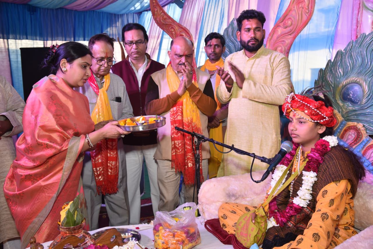 श्री परिवार दिव्य महायज्ञ समिति ट्रस्ट द्वारा आयोजित पांच दिवसीय पीतांबरा देवी महायज्ञ एव श्रीमद्भागवत कथा में आरती करते श्रद्धालु। श्री परिवार दिव्य महायज्ञ समिति ट्रस्ट द्वारा आयोजित पांच दिवसीय पीतांबरा देवी महायज्ञ एव श्रीमद्भागवत कथा में आरती करते श्रद्धालु।