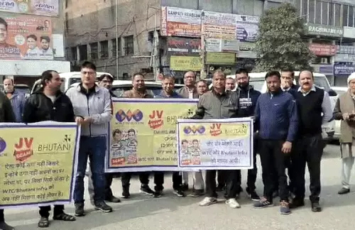 कैबिनेट मंत्री विपुल गोयल के सेक्टर 16 स्थित आफिस के बाहर प्रदर्शन करते बायर्स कैबिनेट मंत्री विपुल गोयल के सेक्टर 16 स्थित आफिस के बाहर प्रदर्शन करते बायर्स