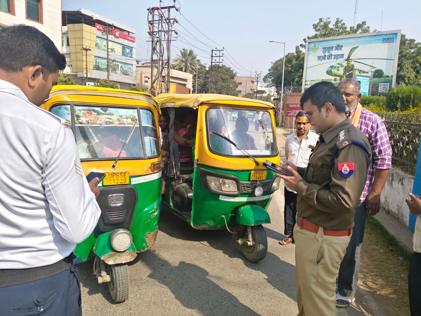 अधिक किराया लेने वाले ऑटो चालक के खिलाफ कार्रवाही करते पुलिस अफसर: फोटो बच्चा गुप्ता अधिक किराया लेने वाले ऑटो चालक के खिलाफ कार्रवाही करते पुलिस अफसर: फोटो बच्चा गुप्ता