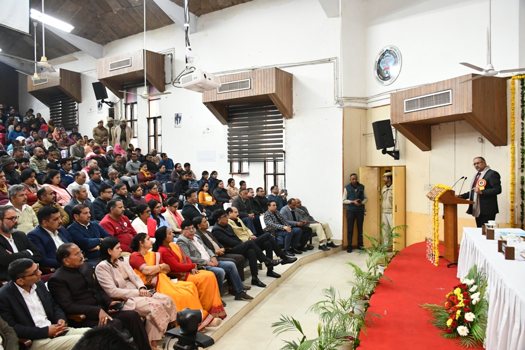 विश्वविद्यालय के 56वें स्थापना दिवस पर कुलपति प्रो. कम्बोज श्रोताओं को संबोधित करते हुए। विश्वविद्यालय के 56वें स्थापना दिवस पर कुलपति प्रो. कम्बोज श्रोताओं को संबोधित करते हुए।