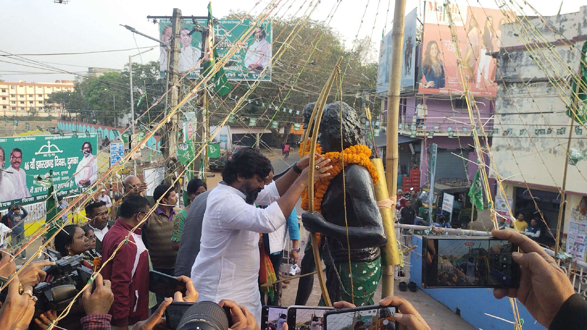 माल्यार्पण करते सांसद व विधायक माल्यार्पण करते सांसद व विधायक