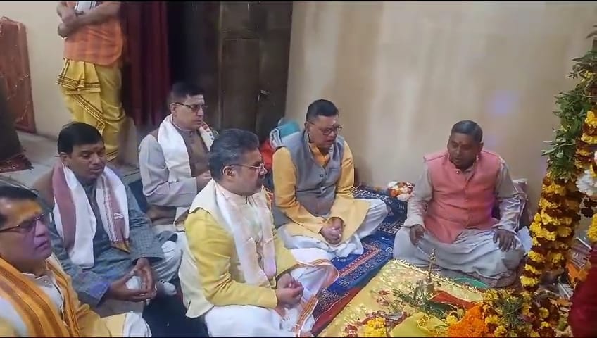 सम्पूर्णानंद संस्कृत विश्वविद्यालय में माँ सरस्वती की प्रतिमा ,पूजन करते वरिष्ठ आचार्य: फोटो बच्चा गुप्ता सम्पूर्णानंद संस्कृत विश्वविद्यालय में माँ सरस्वती की प्रतिमा ,पूजन करते वरिष्ठ आचार्य: फोटो बच्चा गुप्ता