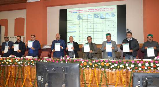 प्राकृतिक खेती में किसानों के पंजीकरण के लिए फार्म लांच करते सीएम सुकखू प्राकृतिक खेती में किसानों के पंजीकरण के लिए फार्म लांच करते सीएम सुकखू