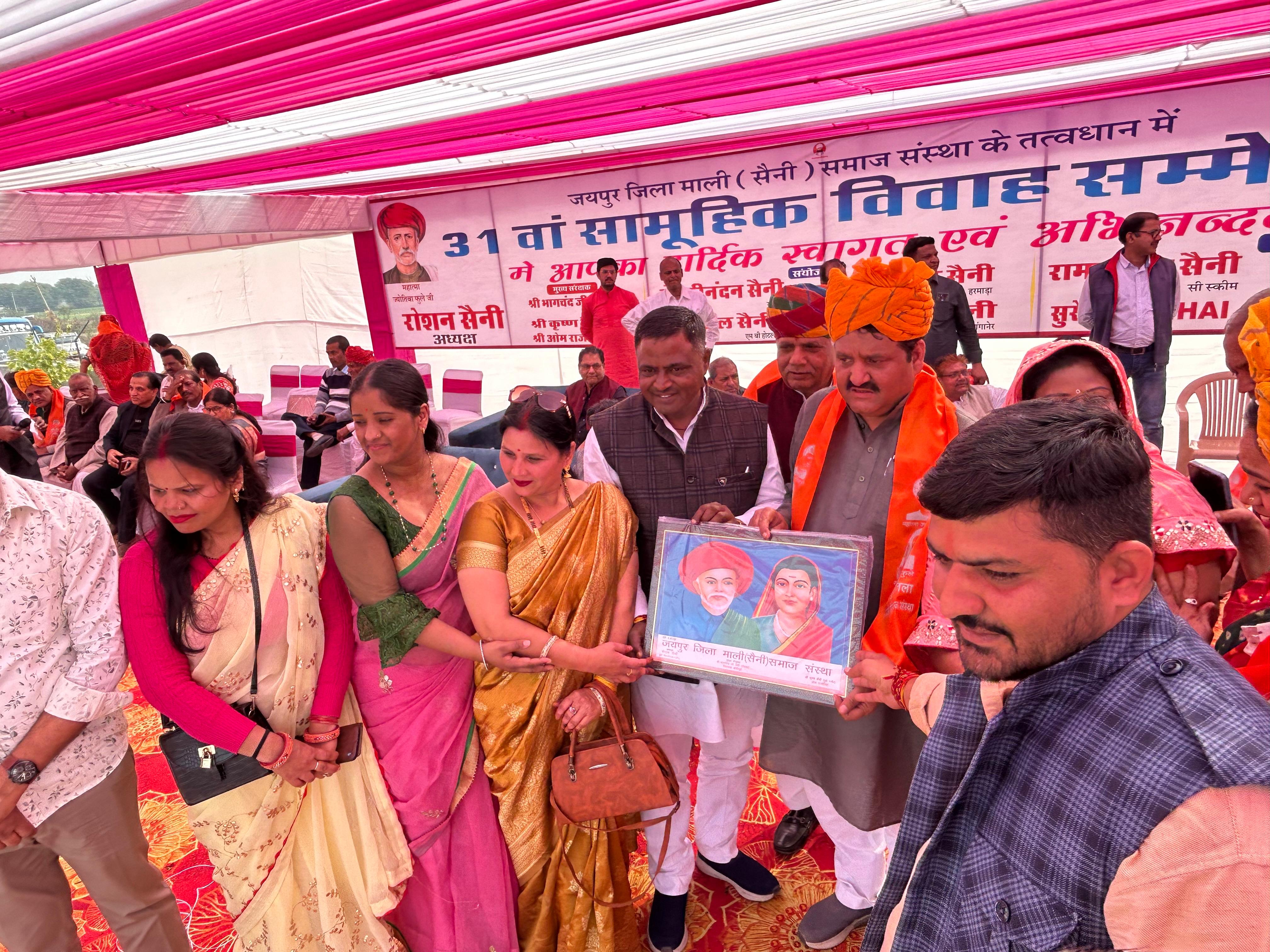 माली समाज के सामूहिक विवाह सम्मेलन में तीस जोड़े बंधे परिणय-सूत्र में: रोशन सैनी माली समाज के सामूहिक विवाह सम्मेलन में तीस जोड़े बंधे परिणय-सूत्र में: रोशन सैनी