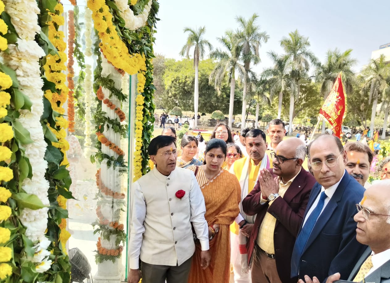 कार्यक्रम के दौरान जिलाधिकारी और व अन्य कार्यक्रम के दौरान जिलाधिकारी और व अन्य