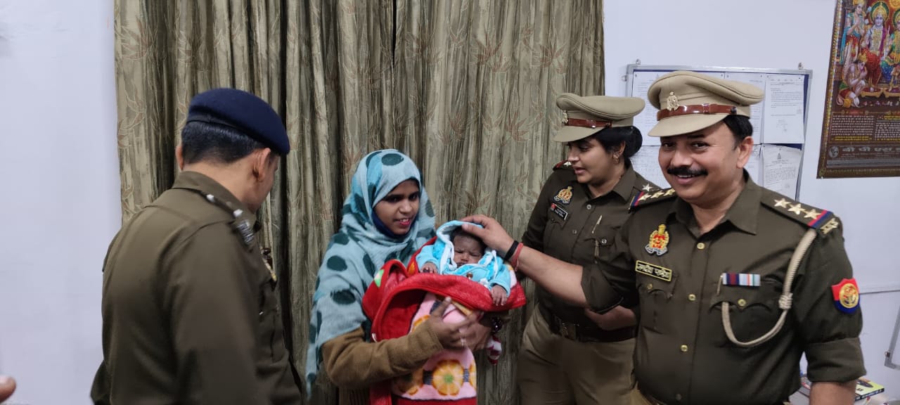 अपना बच्चा पाकर खुश ही मां अपना बच्चा पाकर खुश ही मां