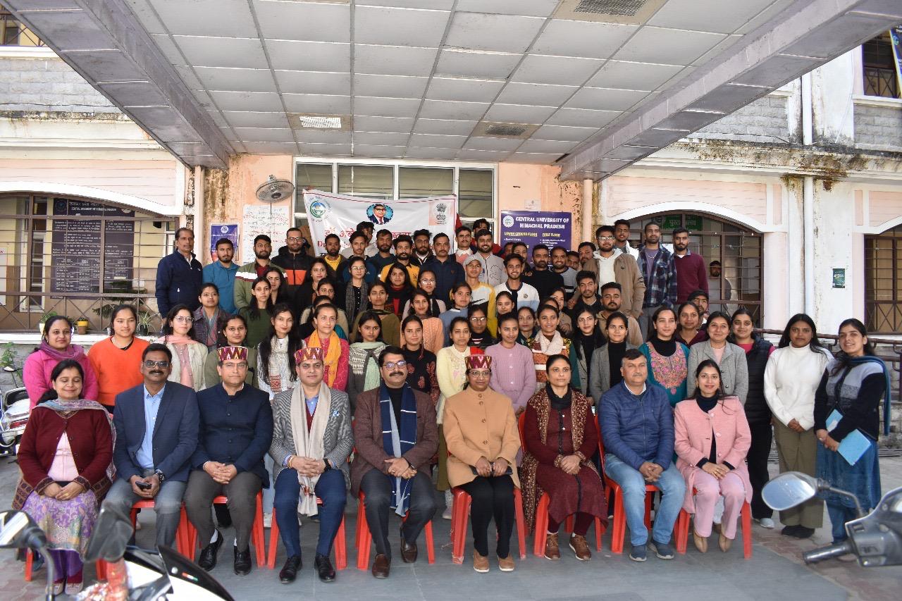 सीयू में नवप्रेषित छात्रों के साथ शिक्षक वर्ग। सीयू में नवप्रेषित छात्रों के साथ शिक्षक वर्ग।