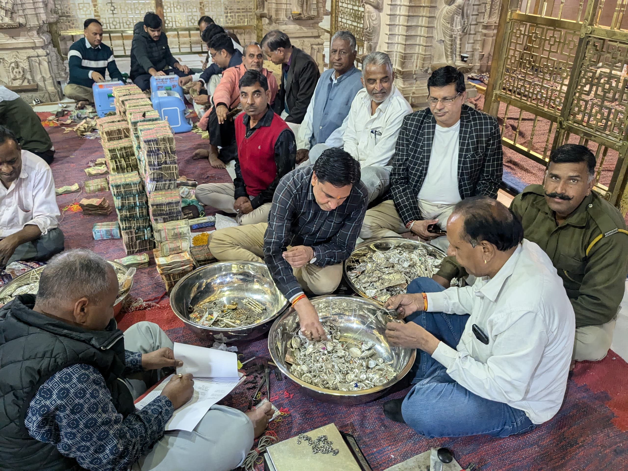 चित्तौड़गढ़ जिले के सांवलियाजी मंदिर में भंडार से निकले आभूषण का तौल सोमवार को किया गया। चित्तौड़गढ़ जिले के सांवलियाजी मंदिर में भंडार से निकले आभूषण का तौल सोमवार को किया गया।
