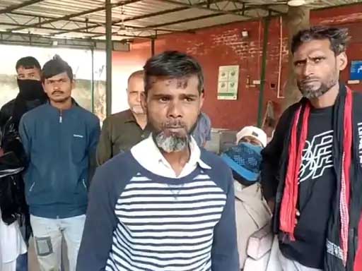 जानकारी देते हुए मृतक का भाई सलीम व अन्य। जानकारी देते हुए मृतक का भाई सलीम व अन्य।