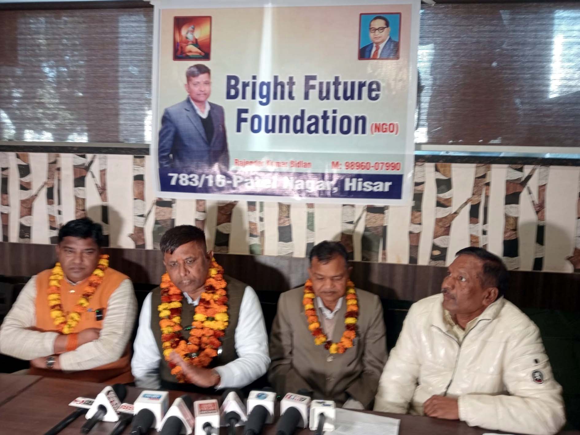 पत्रकारों से बातचीत करते राजेन्द्र बिडलान एवं अन्य पदाधिकारी। पत्रकारों से बातचीत करते राजेन्द्र बिडलान एवं अन्य पदाधिकारी।