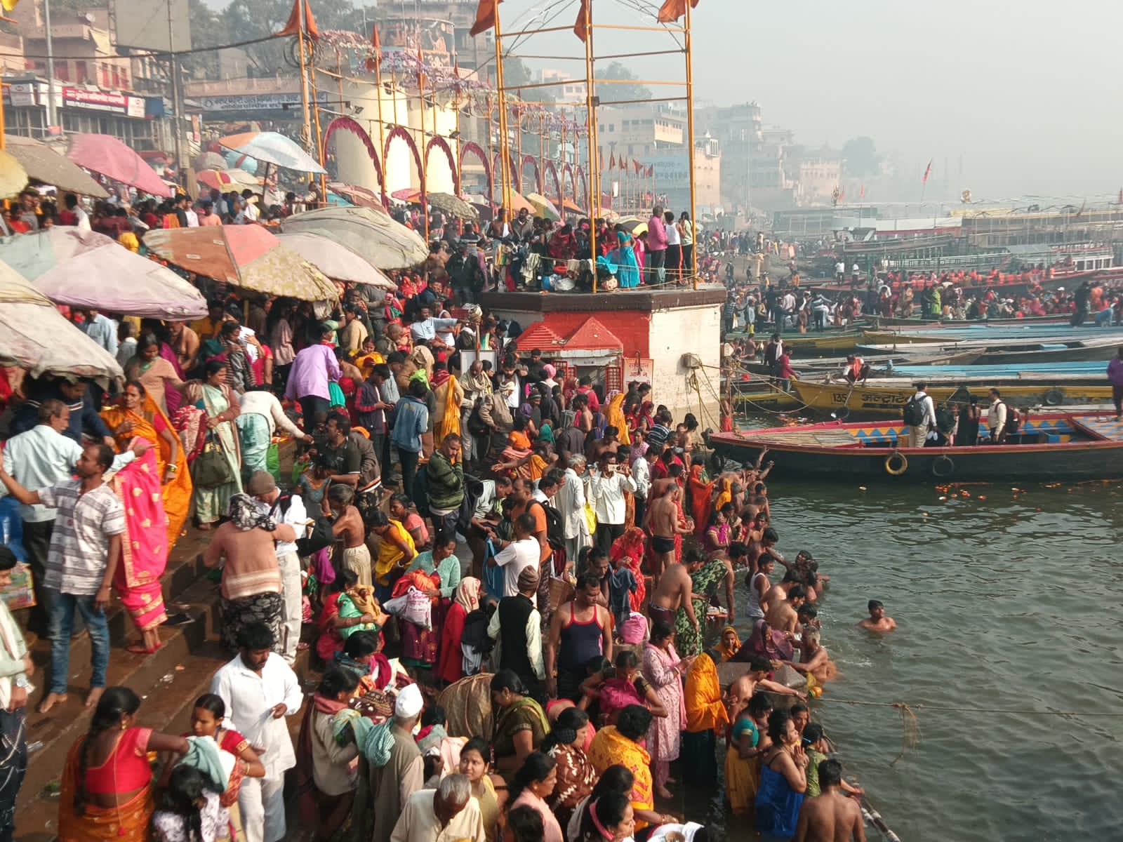 दशाश्वमेधघाट पर स्नान करते श्रद्धालु: फोटो बच्चा गुप्ता