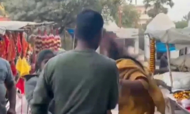 पिटाई करता दरोगा पिटाई करता दरोगा