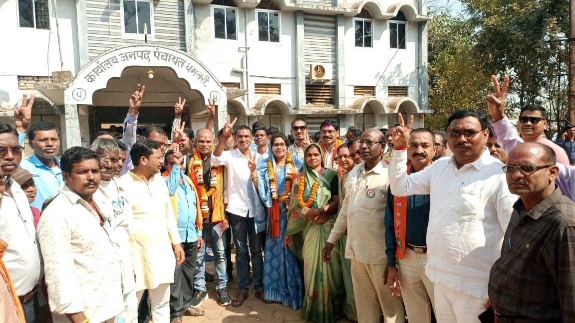 जनपद पंचायत कार्यालय धमतरी में भीड़ में नामांकन फार्म जमा करते हुए। जनपद पंचायत कार्यालय धमतरी में भीड़ में नामांकन फार्म जमा करते हुए।