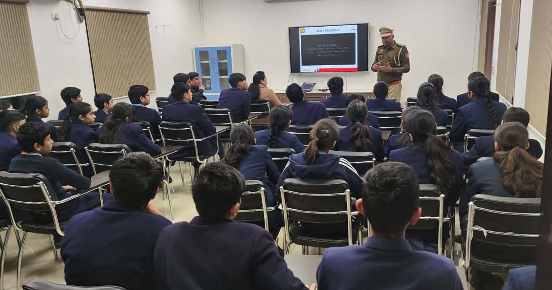 फोटो नंबर-01: बच्चों को यातायात नियमों का पाठ पढ़ाते यातायात पुलिस अधिकारी।