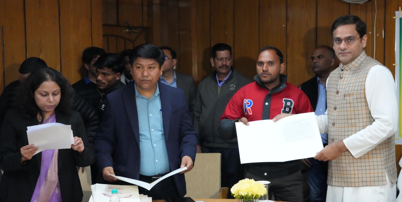 नव नियुक्त गन्ना पर्यवेक्षक्षाें काे नियुक्ति पत्र साैंपते साैरभ बहुगुणा नव नियुक्त गन्ना पर्यवेक्षक्षाें काे नियुक्ति पत्र साैंपते साैरभ बहुगुणा