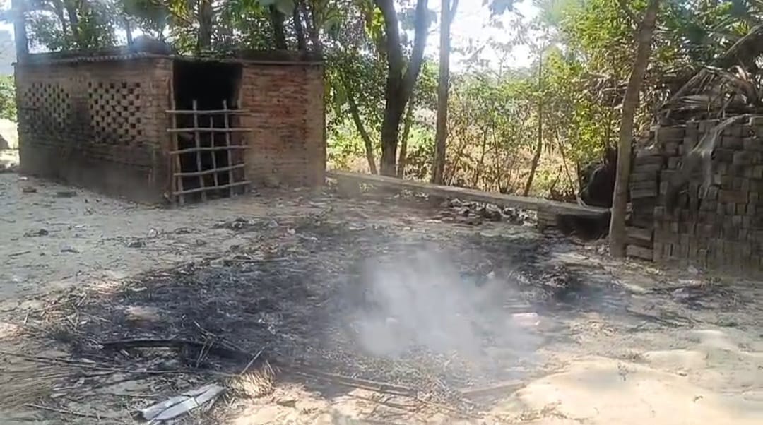 शराब की दुकान खुलने के विरोध में बसीरपुर गाँव, गुस्साई भीड़ ने फूंका मड़हा ,पुलिस छावनी में तब्दील