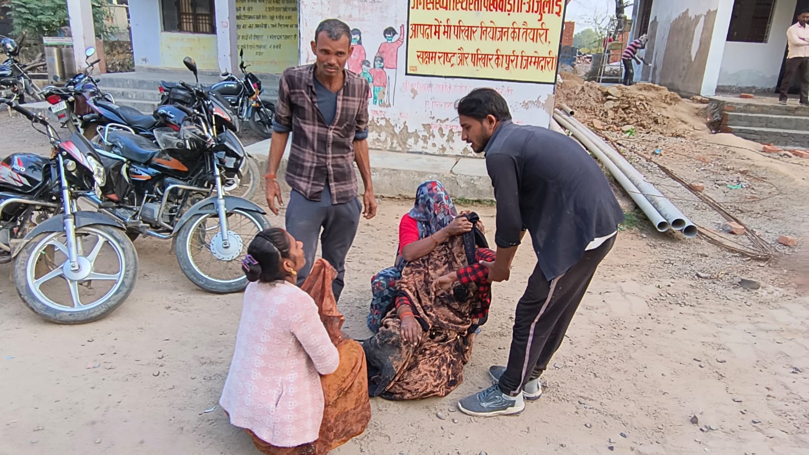 अनियंत्रित कार हाइवे किनारे खाई में पलटी, कार चालक की मौत अनियंत्रित कार हाइवे किनारे खाई में पलटी, कार चालक की मौत