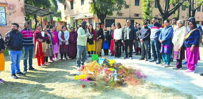 चाईनीज मांझे को जलाते हुए चाईनीज मांझे को जलाते हुए