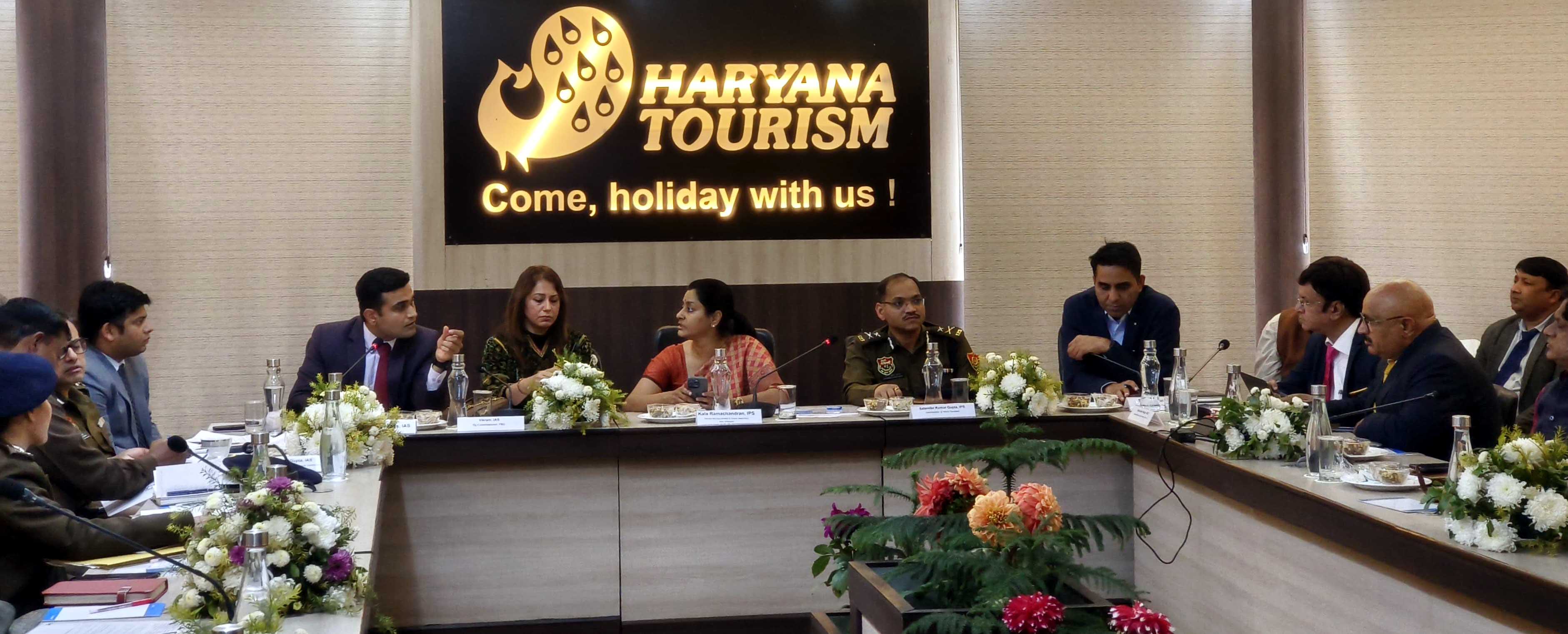 हरियाणा पर्यटन निगम की प्रधान सचिव कला रामचंद्रन मेले को लेकर अधिकारियों की बैठक लेते हुए हरियाणा पर्यटन निगम की प्रधान सचिव कला रामचंद्रन मेले को लेकर अधिकारियों की बैठक लेते हुए