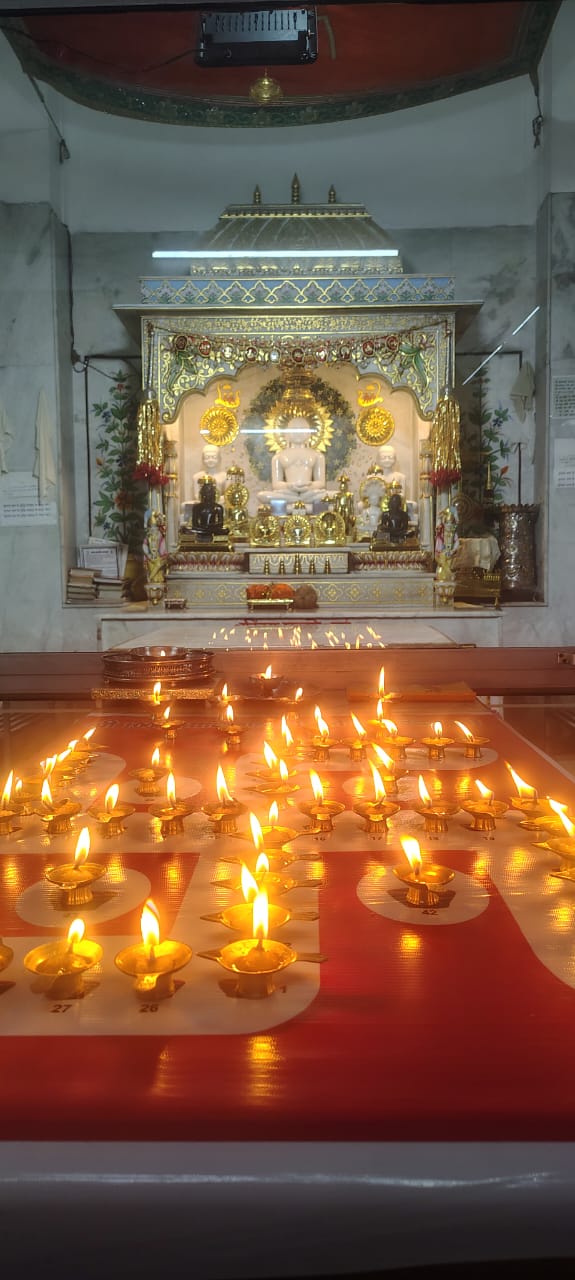 श्री 1008 आदिनाथ दिगंबर जैन मंदिर में हुआ दीपोत्सव श्री 1008 आदिनाथ दिगंबर जैन मंदिर में हुआ दीपोत्सव