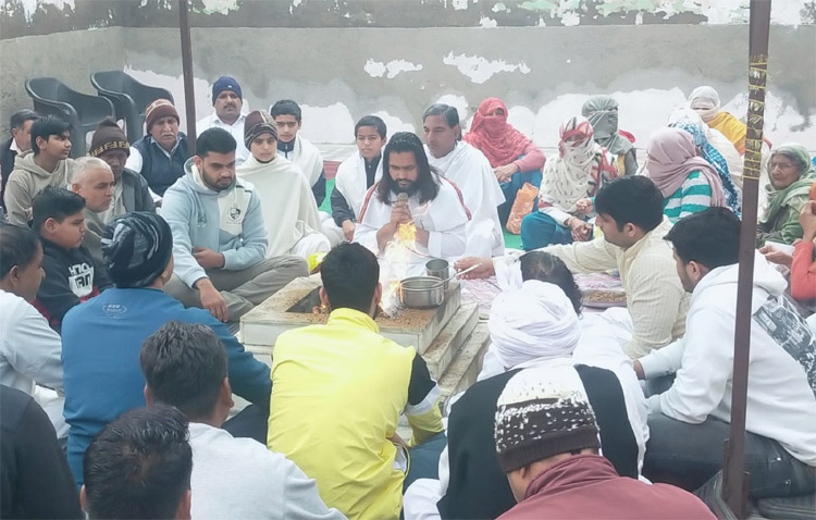 3 Snp-3 सोनीपत: ग्रामीणों को यज्ञ के दौरान नशे के खिलाफ संबोधित करते आचार्य प्रदीप व आचार्य व मनीष आर्य 3 Snp-3 सोनीपत: ग्रामीणों को यज्ञ के दौरान नशे के खिलाफ संबोधित करते आचार्य प्रदीप व आचार्य व मनीष आर्य