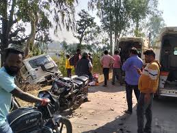 बोलेरो पेड़ से टकराई