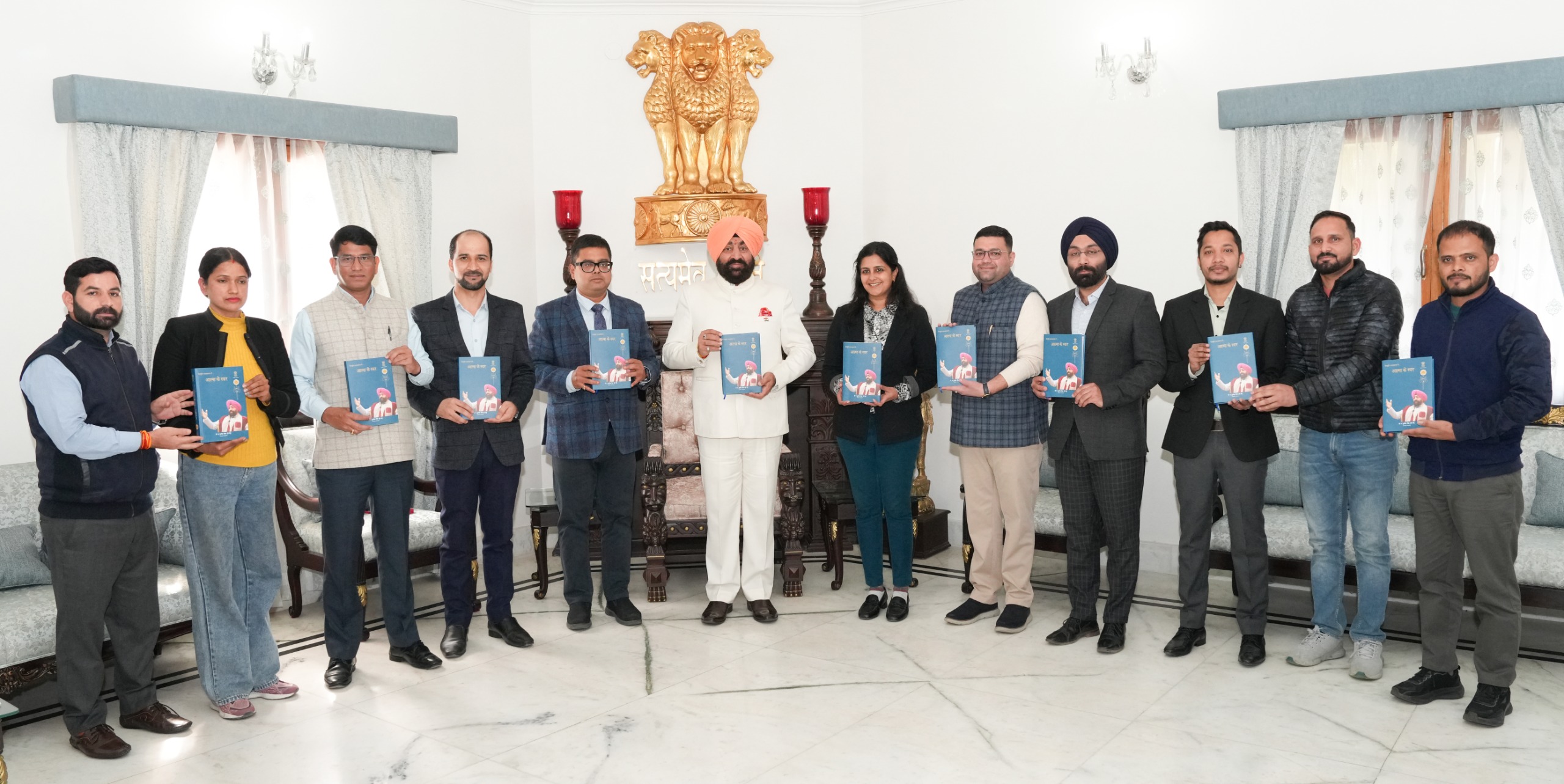 राज्यपाल लेफ्टिनेंट जनरल गुरमीत सिंह (से.नि.) सोमवार को राजभवन में ‘आत्मा के स्वर’ खण्ड-3 पुस्तक का विमोचन करते। राज्यपाल लेफ्टिनेंट जनरल गुरमीत सिंह (से.नि.) सोमवार को राजभवन में ‘आत्मा के स्वर’ खण्ड-3 पुस्तक का विमोचन करते।