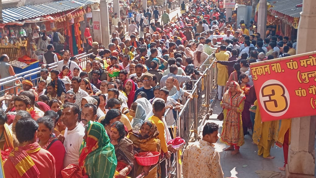 बसंत पंचमी पर मां विंध्यवासिनी दरबार में उमड़े श्रद्धालु बसंत पंचमी पर मां विंध्यवासिनी दरबार में उमड़े श्रद्धालु