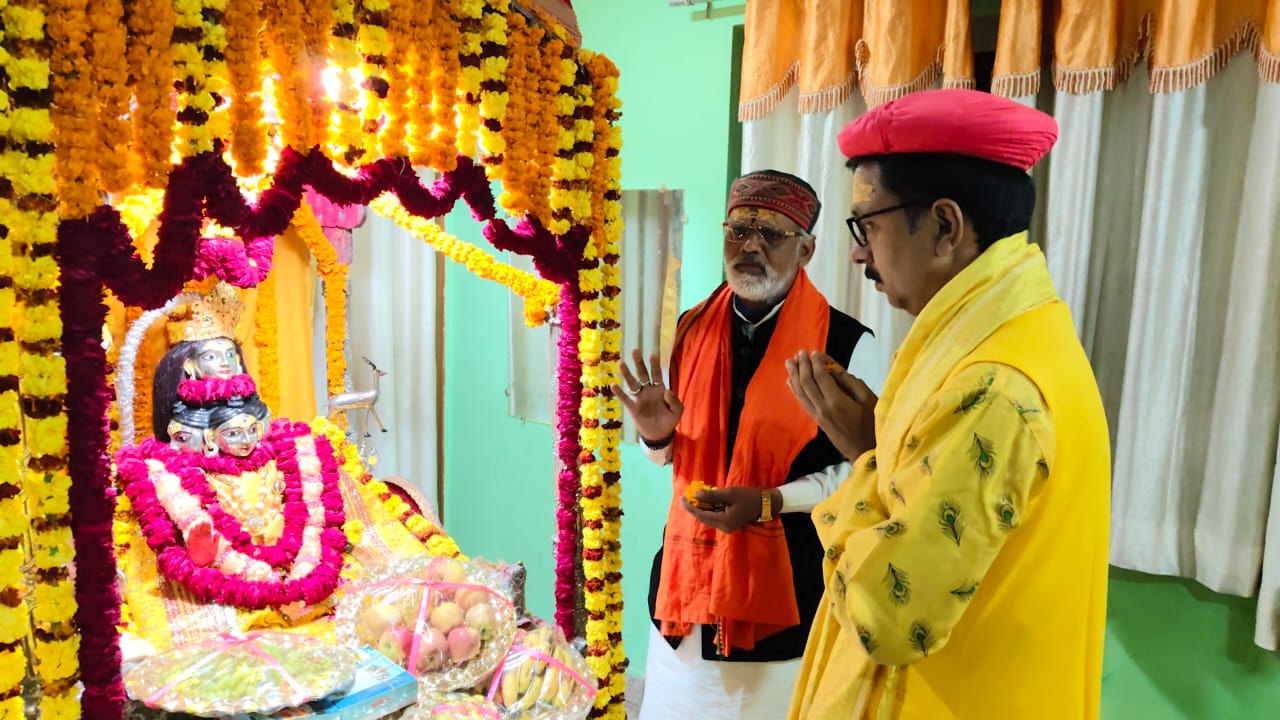 महंत आवास पर बाबा विश्वनाथ के पंचबदन प्रतिमा की तिलक आरती महंत आवास पर बाबा विश्वनाथ के पंचबदन प्रतिमा की तिलक आरती