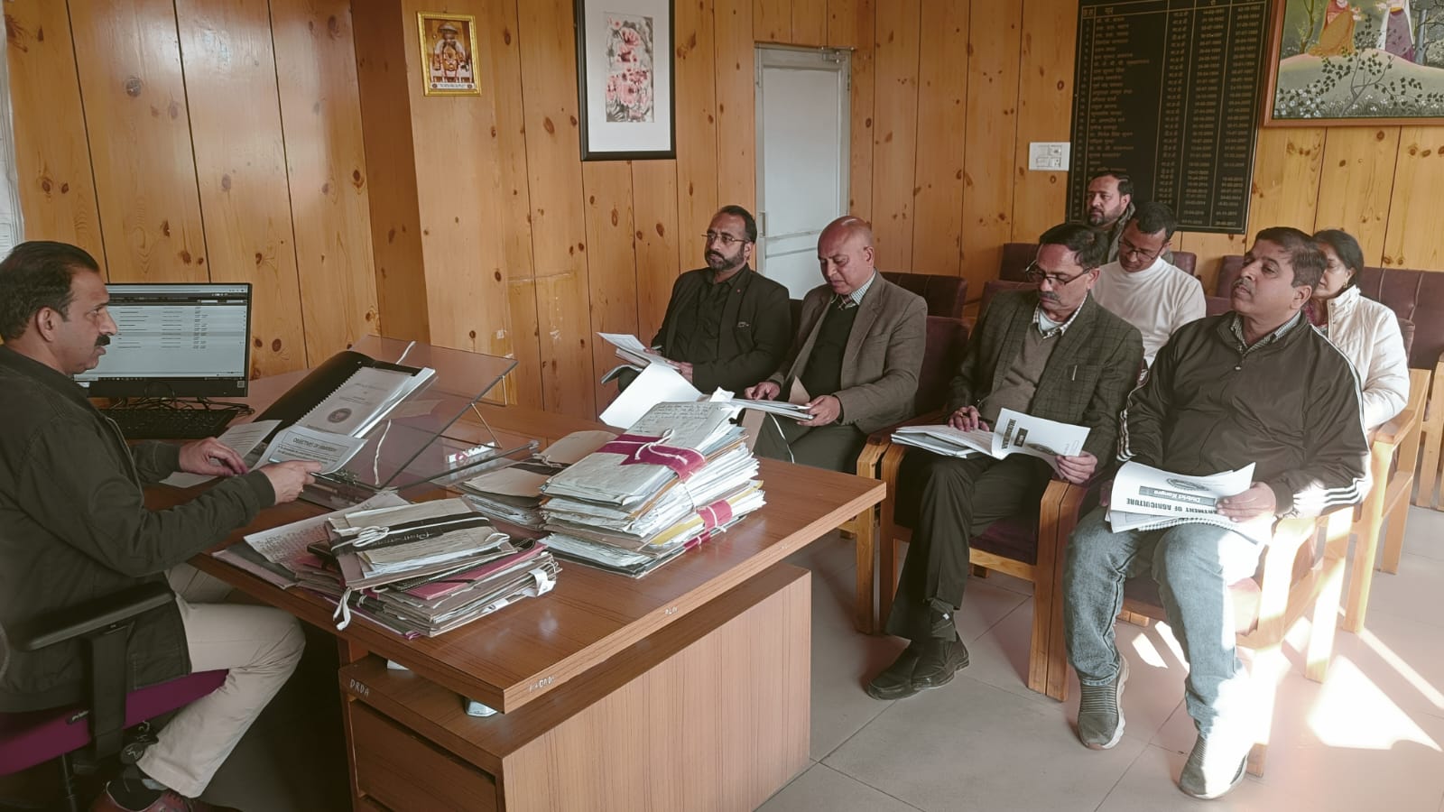 बैठक की अध्यक्षता करते हुए अतिरिक्त्त उपायुक्त कांगड़ा। बैठक की अध्यक्षता करते हुए अतिरिक्त्त उपायुक्त कांगड़ा।