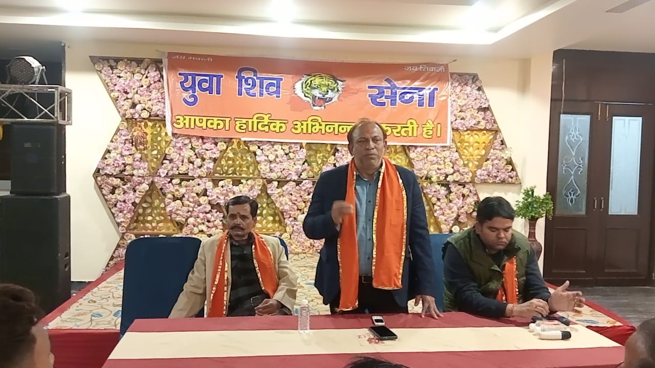 शिवसेना उद्धव बाला साहब ठाकरे गुट की बैठक को संबोधित करते जिला प्रमुख वीरेंद्र अरोड़ा। शिवसेना उद्धव बाला साहब ठाकरे गुट की बैठक को संबोधित करते जिला प्रमुख वीरेंद्र अरोड़ा।