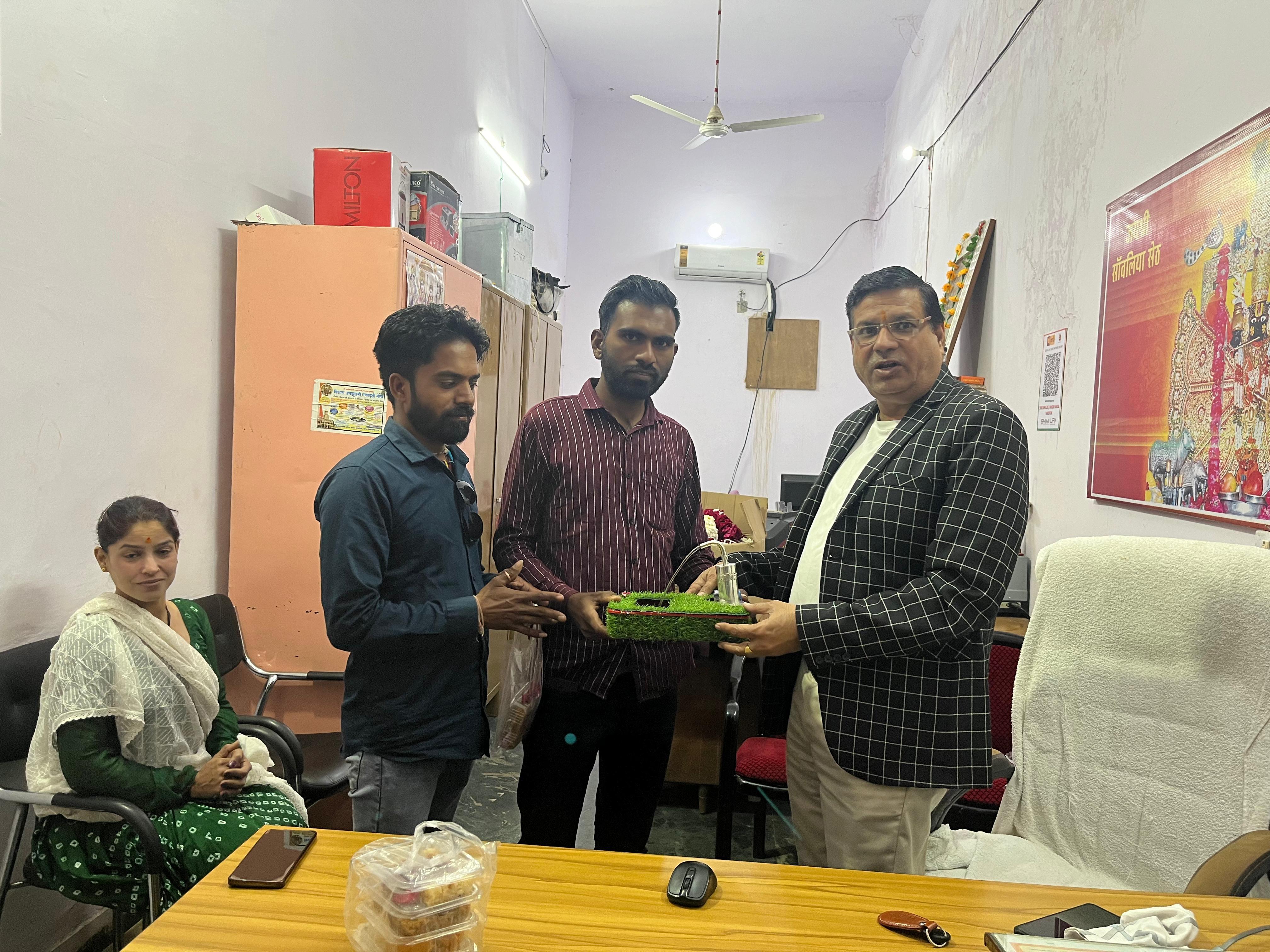 सांवलियाजी मंदिर में भगवान को चांदी का नलकूप चढ़ाने पहुंचा एक भक्त। सांवलियाजी मंदिर में भगवान को चांदी का नलकूप चढ़ाने पहुंचा एक भक्त।