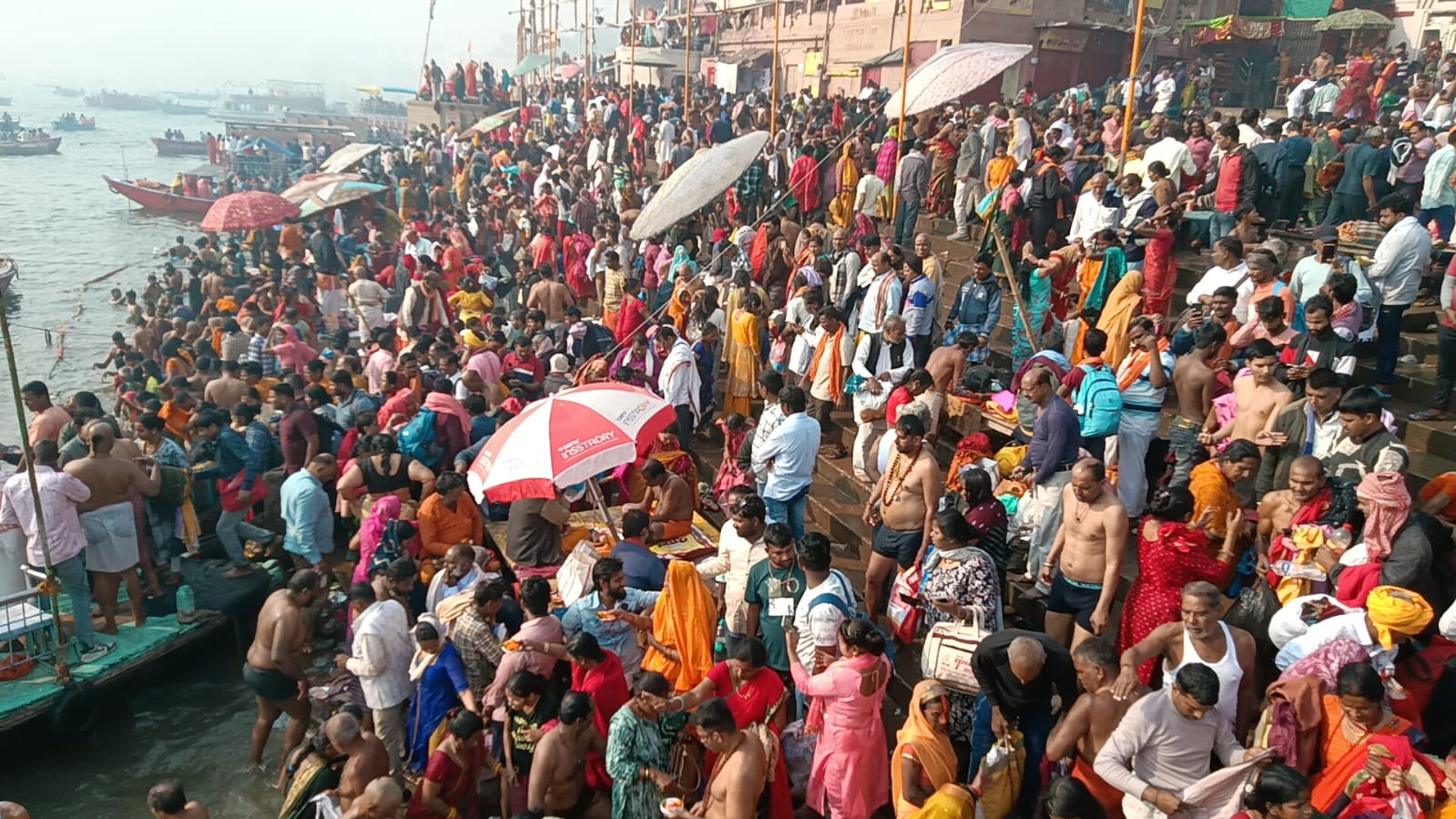 बसंत पंचमी पर्व पर दशाश्वमेधघाट पर स्नान करते श्रद्धालु: फोटो बच्चा गुप्ता