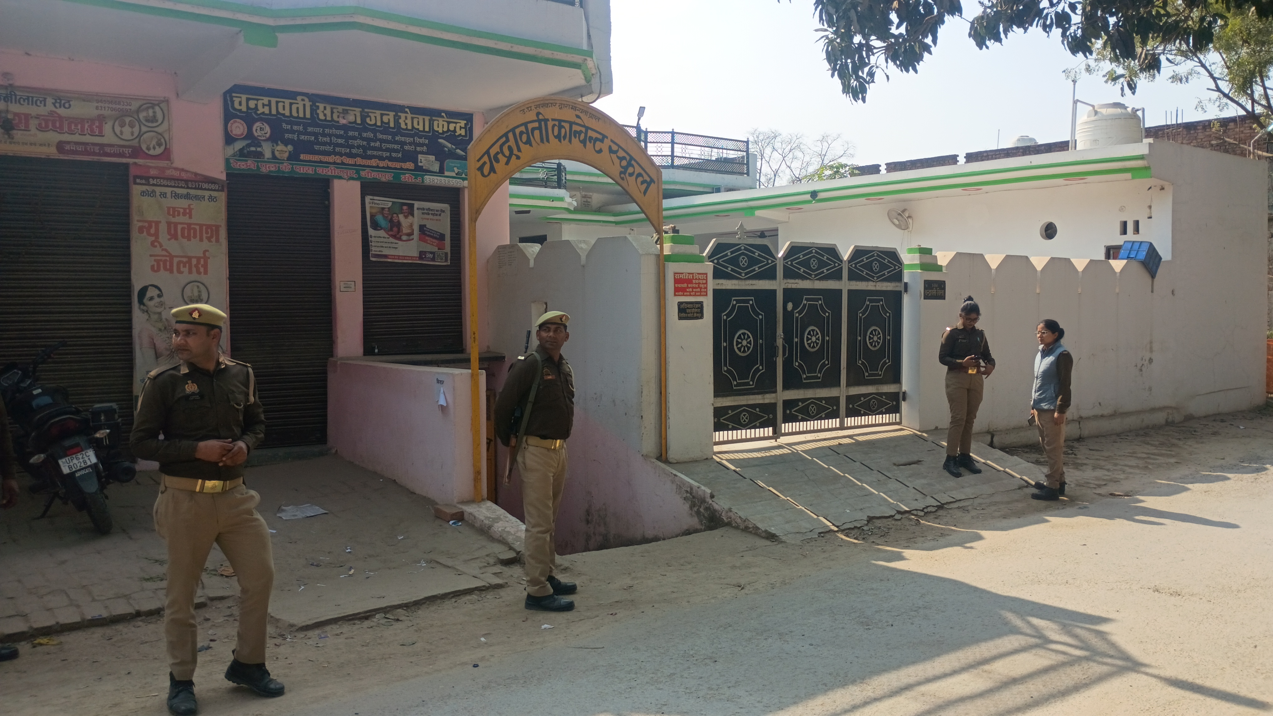 शराब की दुकान खुलने के विरोध में बसीरपुर गाँव, गुस्साई भीड़ ने फूंका मड़हा ,पुलिस छावनी में तब्दील