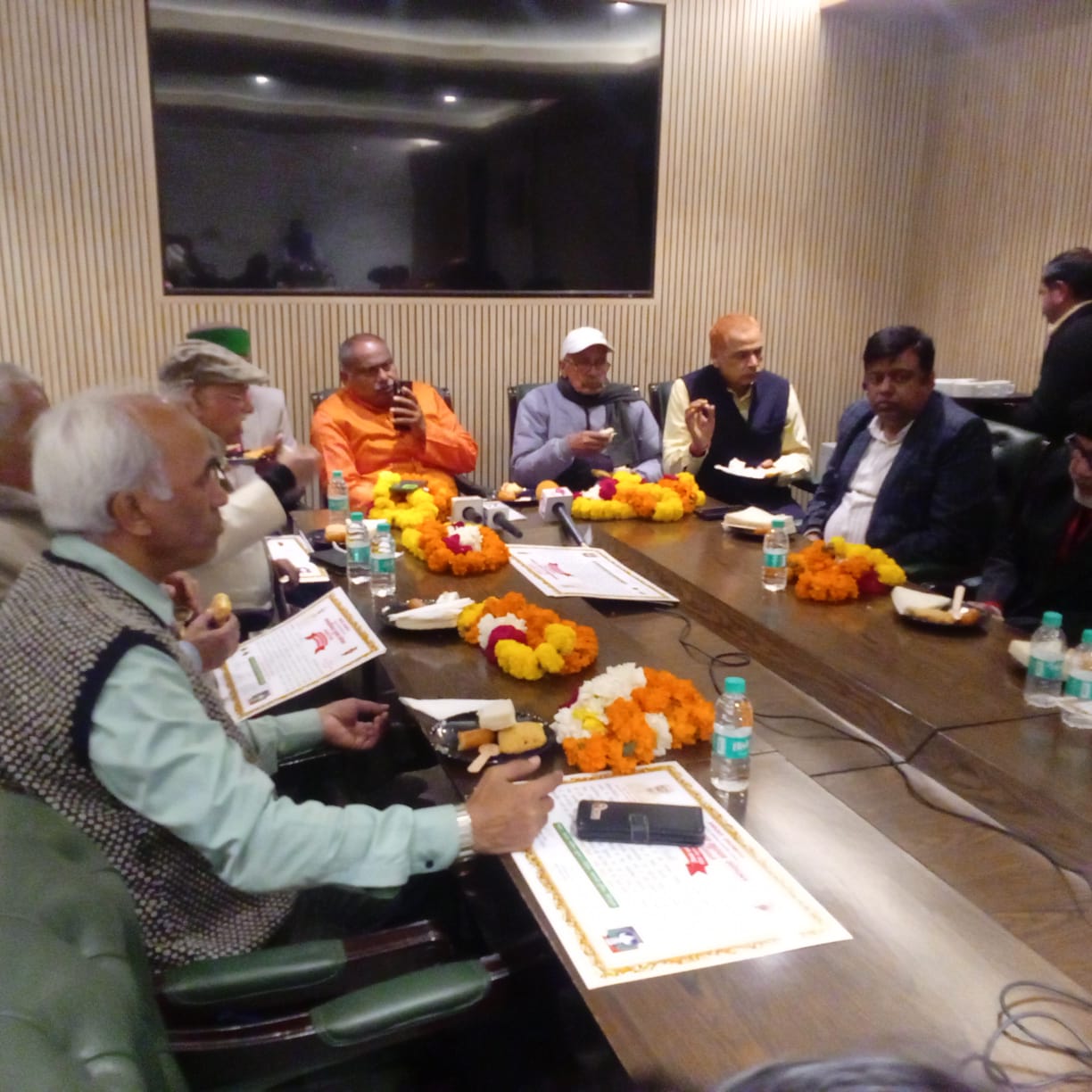 स्वतंत्रता सेनानी परिवार समिति का प्रतिनिधिमंडल भेंट करते हुए स्वतंत्रता सेनानी परिवार समिति का प्रतिनिधिमंडल भेंट करते हुए