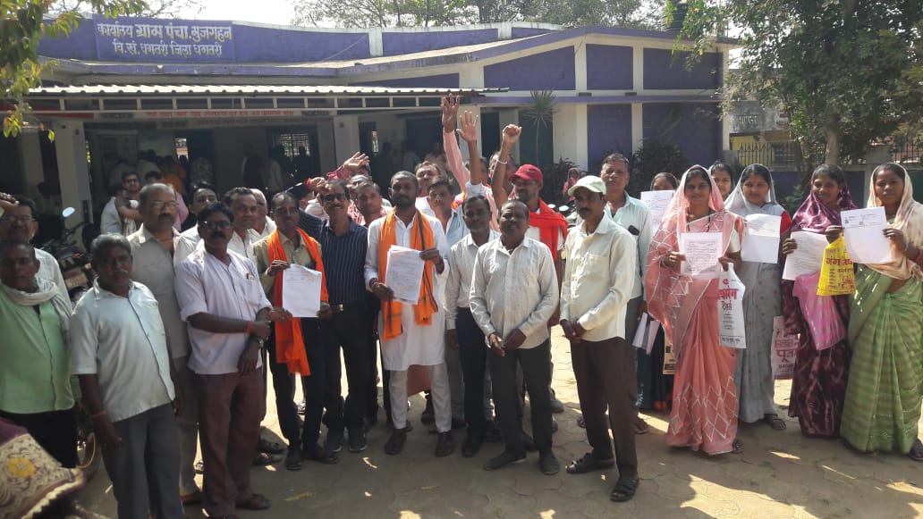 नामांकन जमा करने पंचायत पहुंचे प्रत्याशी व उनके समर्थक। नामांकन जमा करने पंचायत पहुंचे प्रत्याशी व उनके समर्थक।