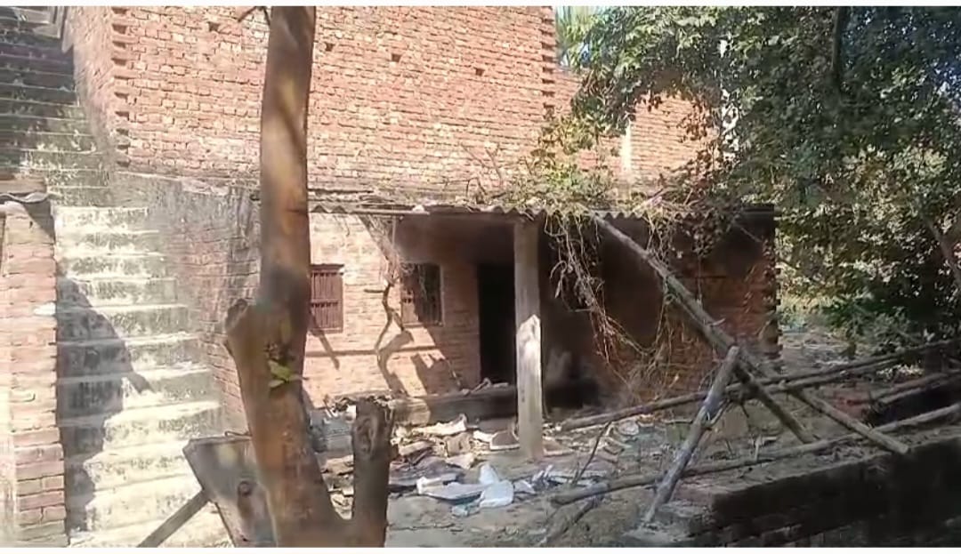 शराब की दुकान खुलने के विरोध में बसीरपुर गाँव, गुस्साई भीड़ ने फूंका मड़हा ,पुलिस छावनी में तब्दील